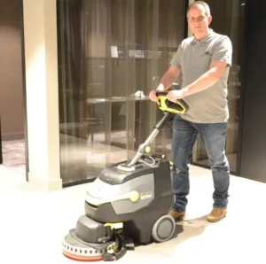 Homepage 14 Vloer reinigen met schrobmachine