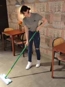 Homepage 21 Kantoorvloer moppen met een microvezel vlakmop