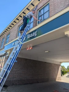 Homepage 9 Glazenwasser in Veenendaal voert glasbewassing op hoogte uit bij bedrijfspand