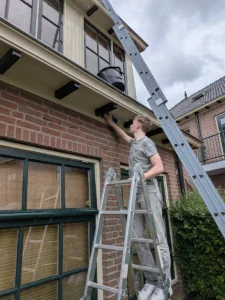 Homepage 10 Professionele glazenwasser in Veenendaal reinigt kozijnen en ramen van een woning