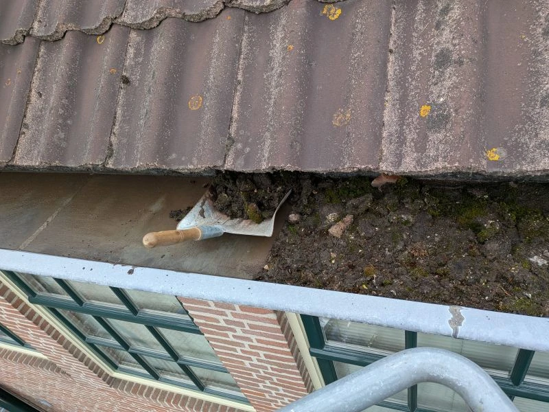 Dakgootreiniging bij de Gelderse Waag in Veenendaal 6 Schoonmaken dakgoot / professionele dakgootreiniging in Veenendaal