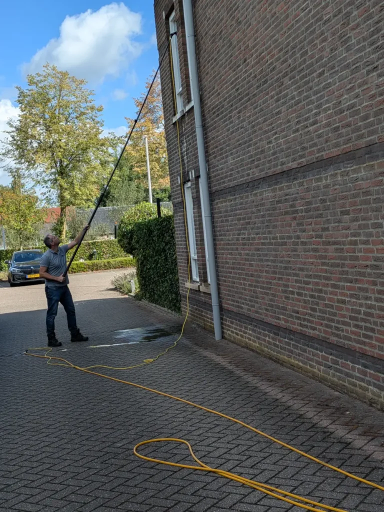 Professionele glasbewassing bij Residence De Klomp uitgevoerd met telescoopbewassing vanaf de begane grond