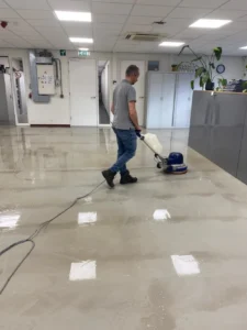 Homepage 4 Machinale reiniging van een ESD-gietvloer in een elektrotechnische werkplaats in Ede