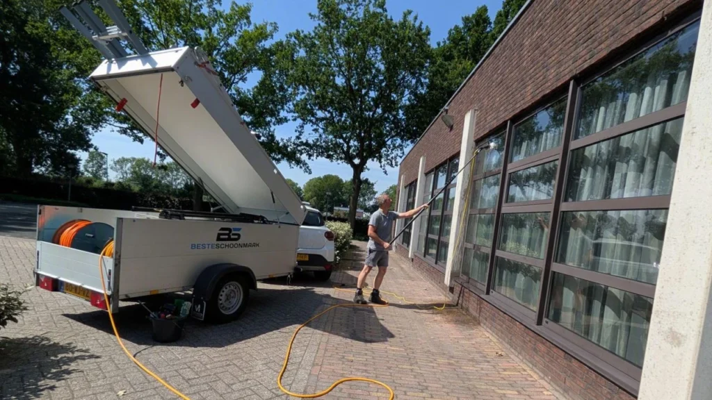 Glasbewassing bij de Christelijk Gereformeerde Kerk in Veenendaal 4 Glasbewassing met Tuckerpole-systeem en osmosewater bij de Christelijk Gereformeerde Kerk in Veenendaal