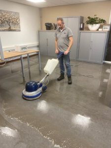 Homepage 6 Grondige machinale reiniging van een vervuilde Marmoleumvloer in een kantoor