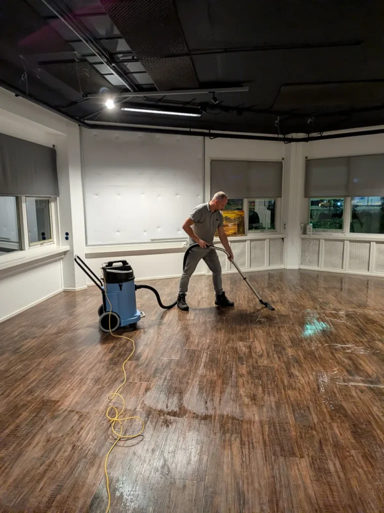 Houtlook PVC-vloer reinigen in Veenendaal 3 Reinigingswater opzuigen na het schrobben van een PVC-vloer in Veenendaal