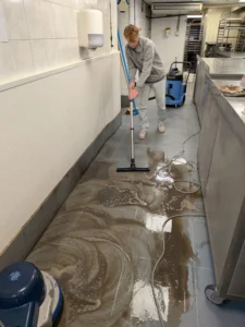 Homepage 29 Dieptereiniging van een vloeistofdichte PVC-bedrijfsvloer in een professionele keuken in Bennekom