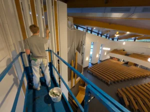 Homepage 27 Glasbewassing en verwijderen van spinrag en stof op hoogte in een kerk in Veenendaal