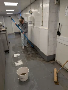 Homepage 31 Handmatige reiniging van randen van een vloeistofdichte PVC-keukenvloer in Bennekom