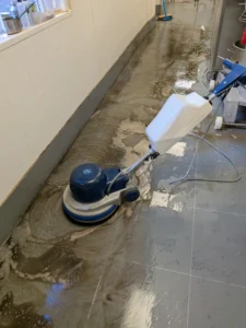 Homepage 32 Machinale reiniging van een vervuilde vloeistofdichte PVC-bedrijfsvloer in Bennekom