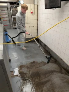 Homepage 30 Opzuigen van vuil reinigingswater van een PVC-bedrijfsvloer in een professionele keuken in Bennekom
